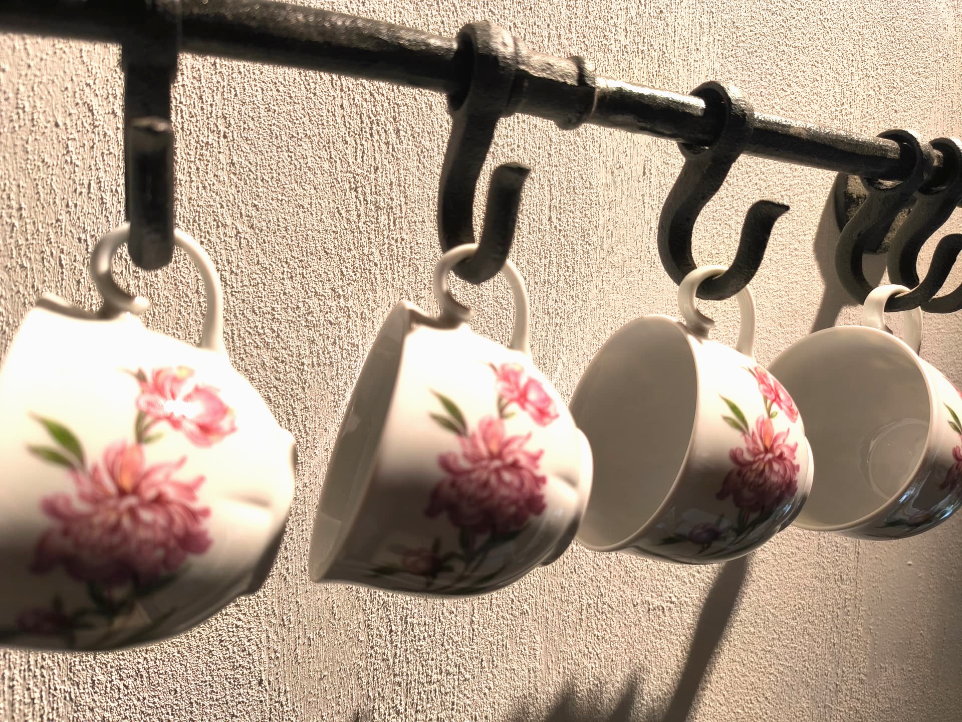 Theekopjes met bloemenpatroon, een detail in Frannise