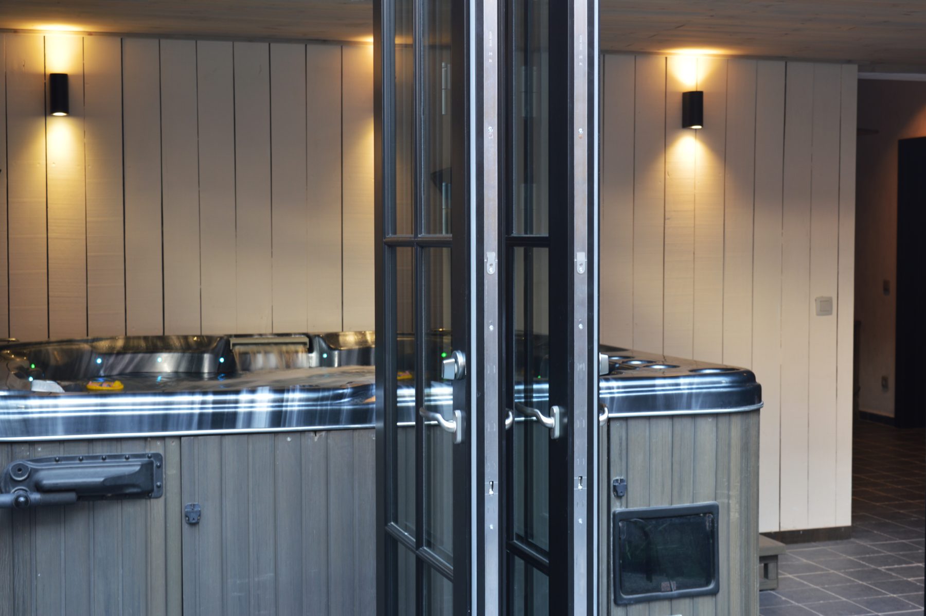 Jacuzzi achter de glazen deuren